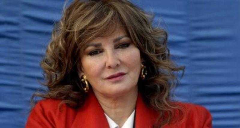 نقل الفنانة آثار الحكيم إلى إحدى المستشفيات بعد تعرضها لوعكة صحية