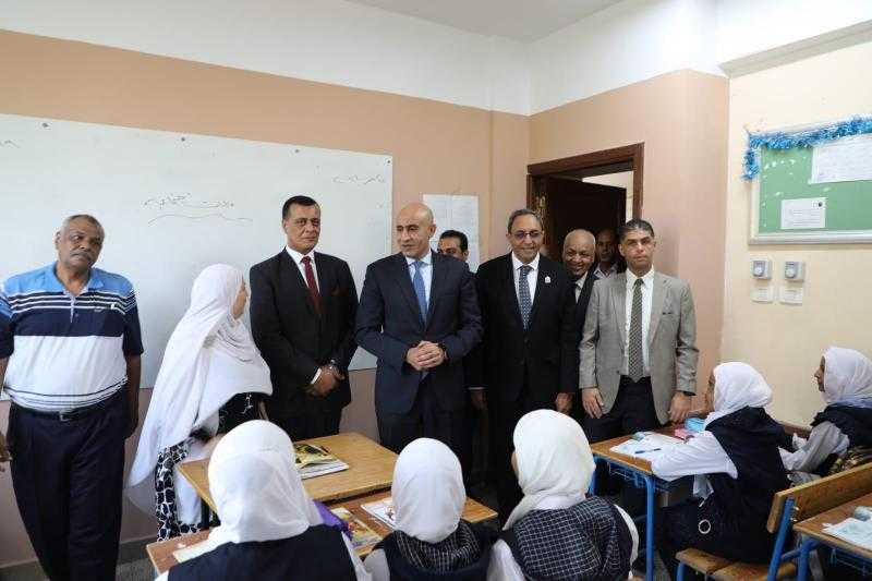 وزير التعليم ومحافظ قنا يتفقدان 8 مدارس لمتابعة انتظام العام الدراسي الجديد.. صور