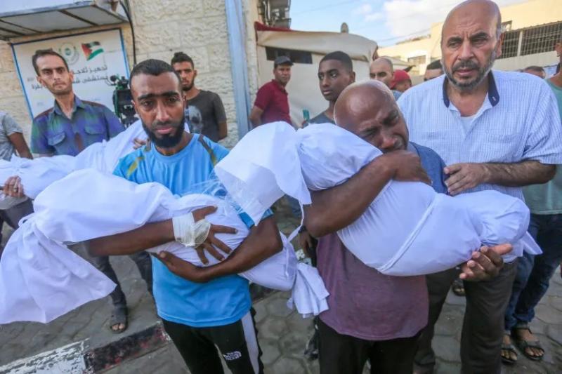استشهاد 4 أطفال ووالدتهم في قصف للاحتلال الإسرائيلي بدير البلح وسط قطاع غزة