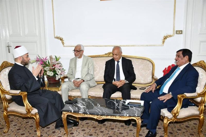 خلال استقباله شيخ الطريقة الرضوانية الخلوتية.. وزير الأوقاف: الساحات الصوفية في الصعيد لها دور عظيم في الصلح بين العائلات