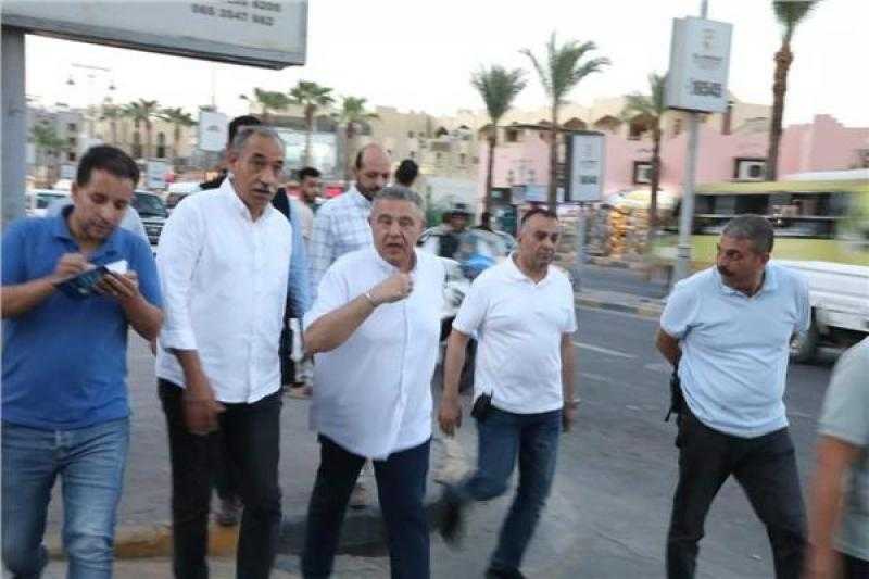 محافظ البحر الأحمر يقود حملة مفاجئة لإزالة الإشغالات بشوارع الغردقة