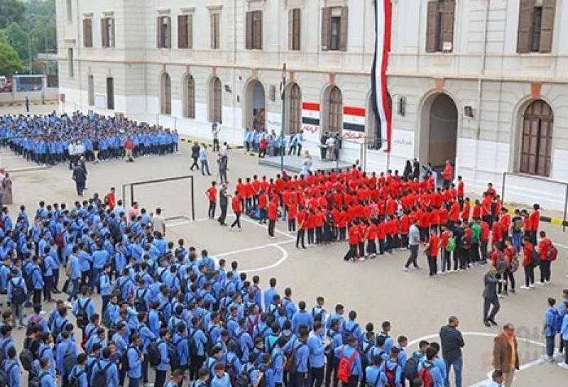 محافظ الجيزة يشارك طلاب مدرسة السعيدية الثانوية طابور الصباح