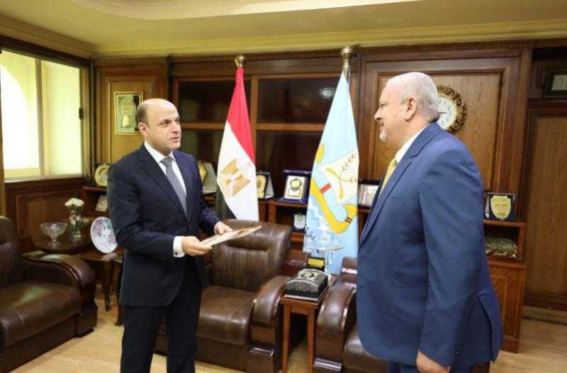 محافظ كفر الشيخ يُسلم 16 عقدًا للمستفيدين من تقنين أراضي أملاك الدولة