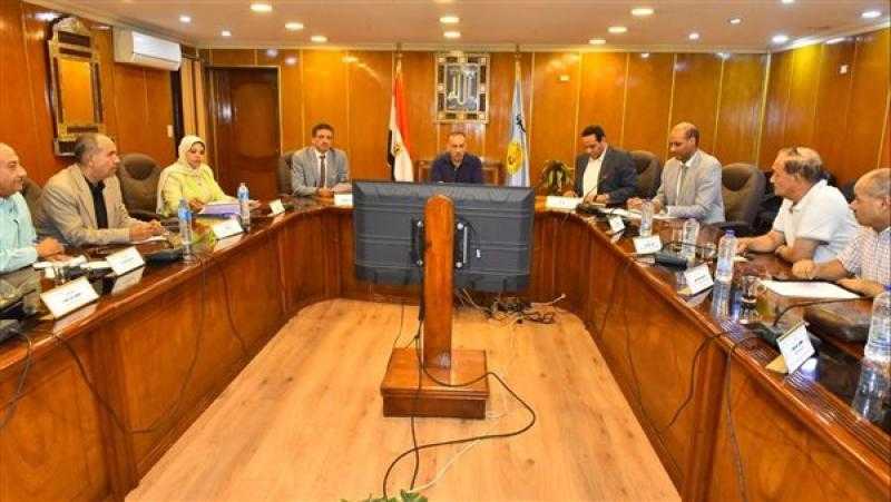 محافظ أسيوط يناقش معدلات تنفيذ مشروعات المبادرة الرئاسية ”حياة كريمة”