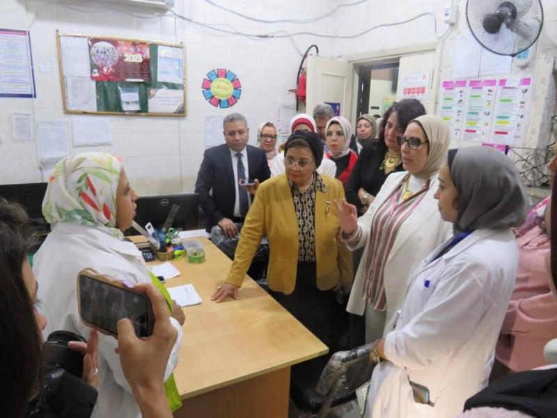 نائب وزير الصحة والسكان تشيد بجهود الفريق الطبي في تقديم المشورة بوحدة أسرة سيدي بشر