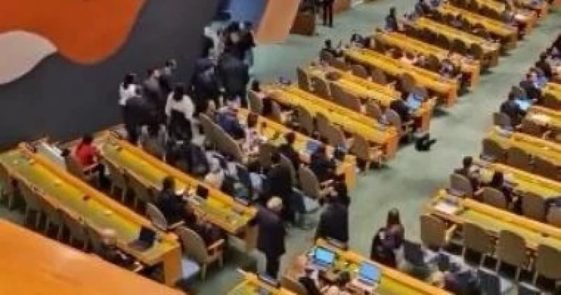 هتافات وانسحابات من وفود عربية ودولية بمقر الأمم المتحدة مع كلمة نتنياهو