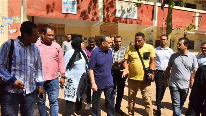 محافظ أسيوط يتابع انتظام الدراسة ويقدم نصائح للطلاب