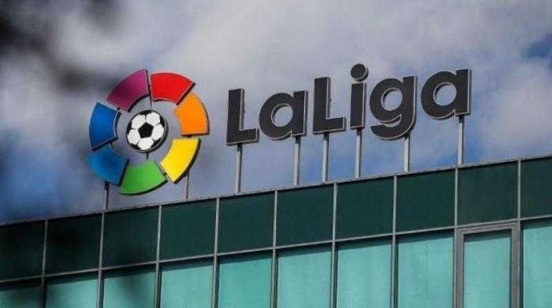رابطة الدوري الإسباني تطالب الشرطة بالتدخل لمنع استهداف فينيسيوس خلال ديربي مدريد
