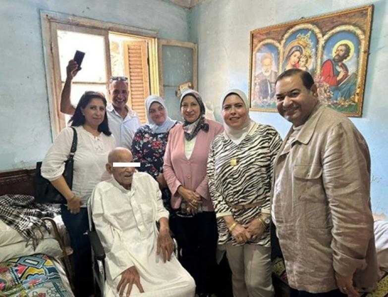تجاوز عمره مائة عام.. ”التضامن” و”الشكاوى الحكومية” توفران ”كرسي متحرك” لمُعمر