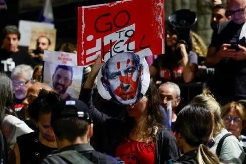 متظاهرون يخترقون حواجز الشرطة ويقتربون من منزل نتنياهو