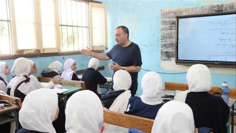 محافظ أسيوط يتفقد مدرستي المطيعة الثانوية المشتركة والإعدادية البحرية المشتركة
