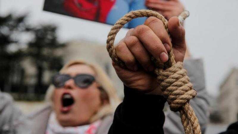 السلطات الإيرانية تنفذ علنا حكم الإعدام لرجلين بتهمة قتل ضابط شرطة