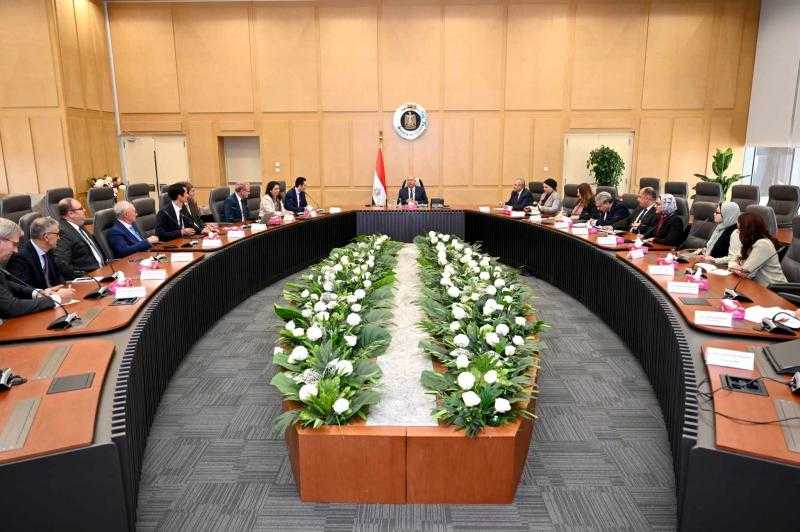 وزير الصناعة يبحث مع 4 شركات أوروبية خطة إقامة مصنع لتوطين صناعة الهيدروجين الأخضر بمصر