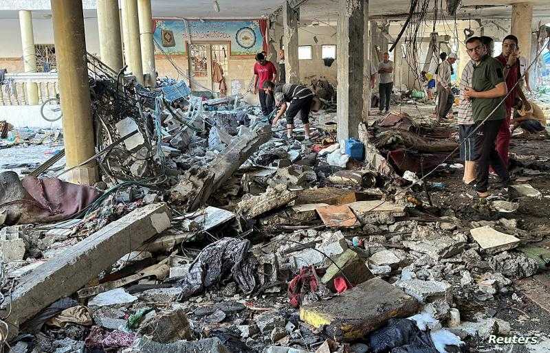 إصابة 10 أشخاص بينهم أطفال في قصف الاحتلال لخيام نازحين وسط قطاع غزة