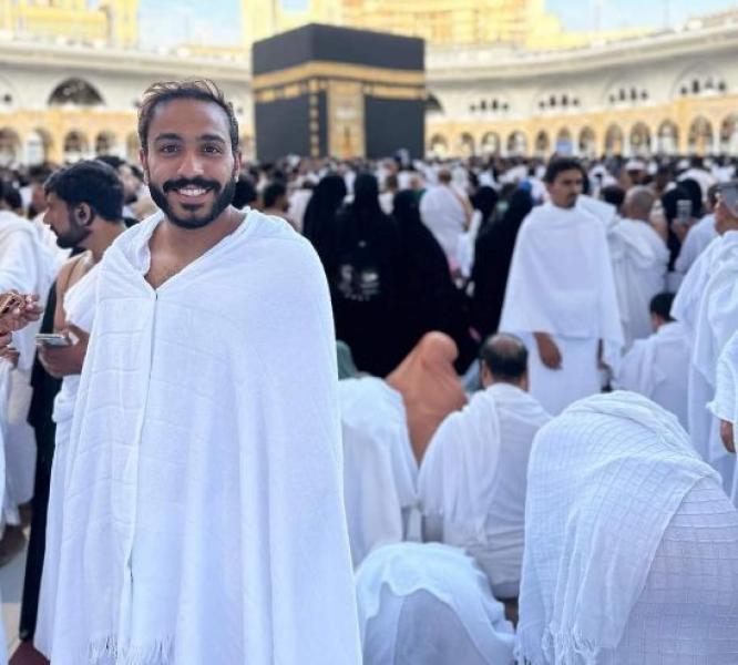 محمود كهربا يؤدي مناسك العمرة قبل العودة لتدريبات الأهلي