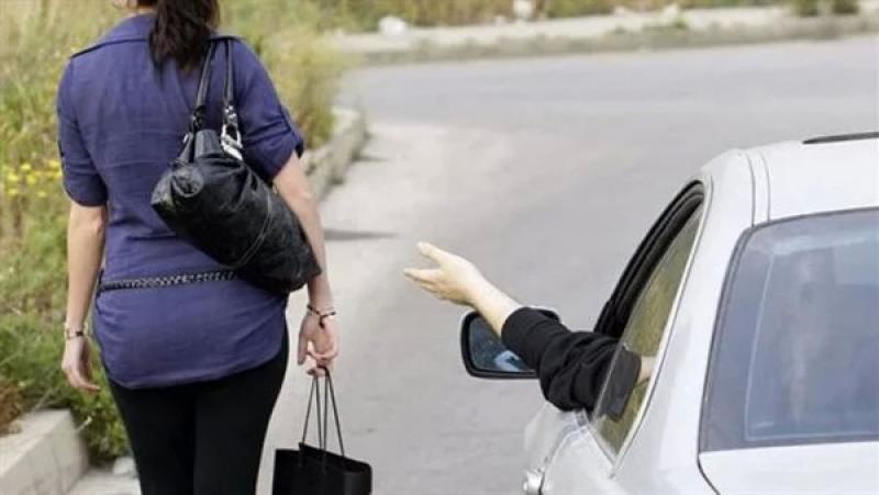 من داخل سيارته.. القبض على موظف تحرّش بسيدة أجنبية حال سيرها بالمعادي