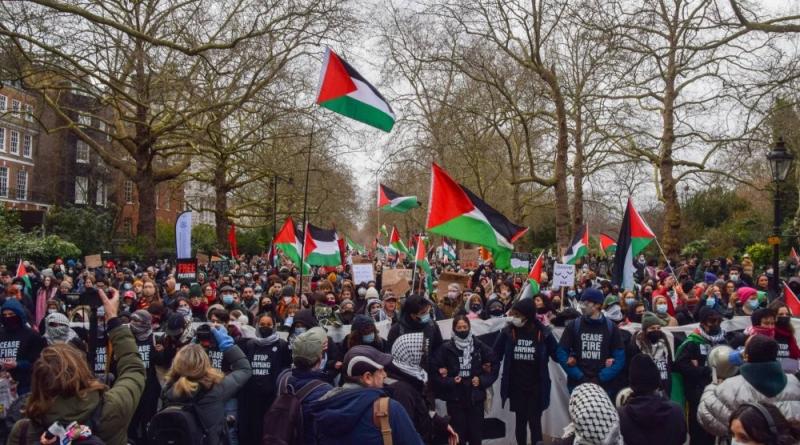 مئات المتظاهرين المؤيدين لفلسطين يتجمعون في وسط لندن