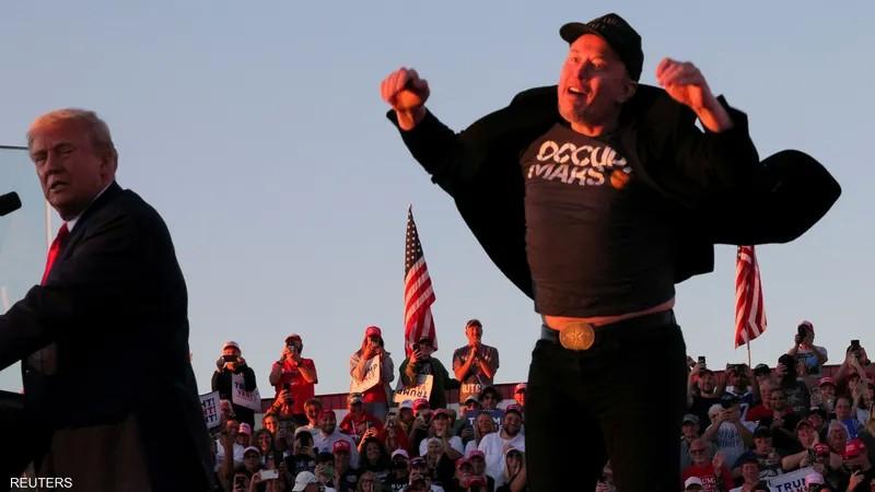 شاهد.. ماسك يرقص فى تجمع لترامب ويصفه بالرئيس الشجاع وينتقد الديمقراطيين