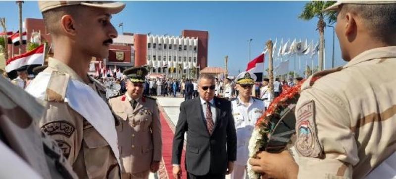 محافظ جنوب سيناء يضع إكليلا من الزهور على النصب التذكاري لشهداء أكتوبر