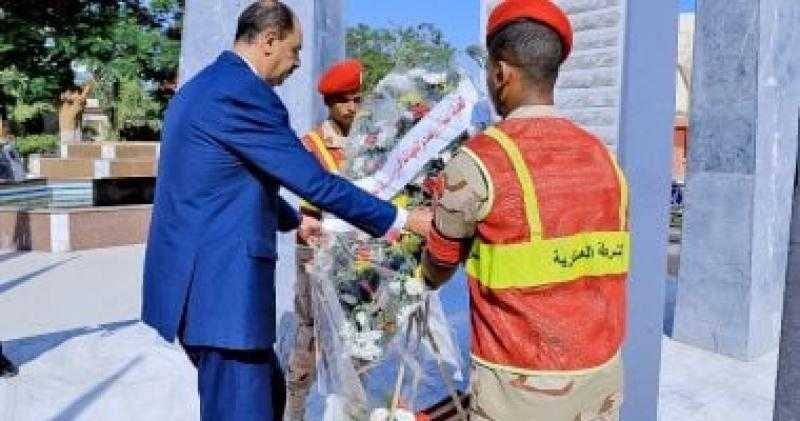 محافظ سوهاج يضع إكليلا من الزهور على النصب التذكاري لشهداء أكتوبر