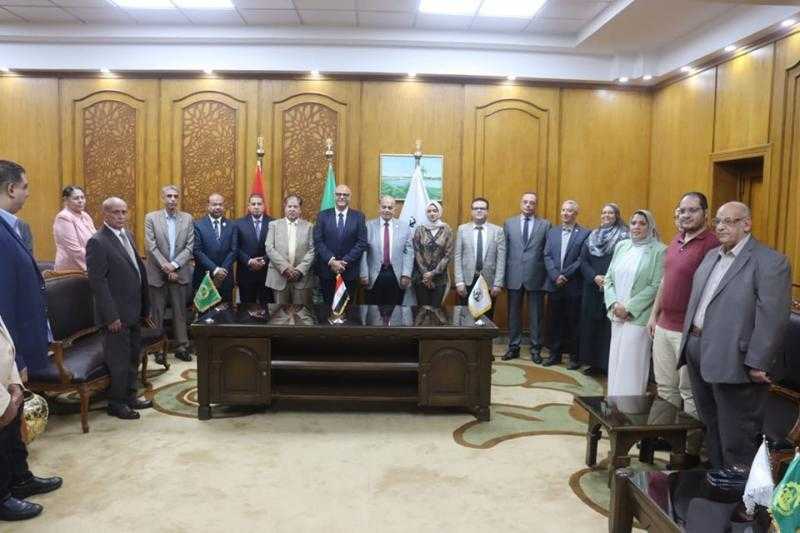 محافظ القليوبية يناقش إنشاء مصانع متخصصة في تحويل القمامة إلى طاقة كهربائية