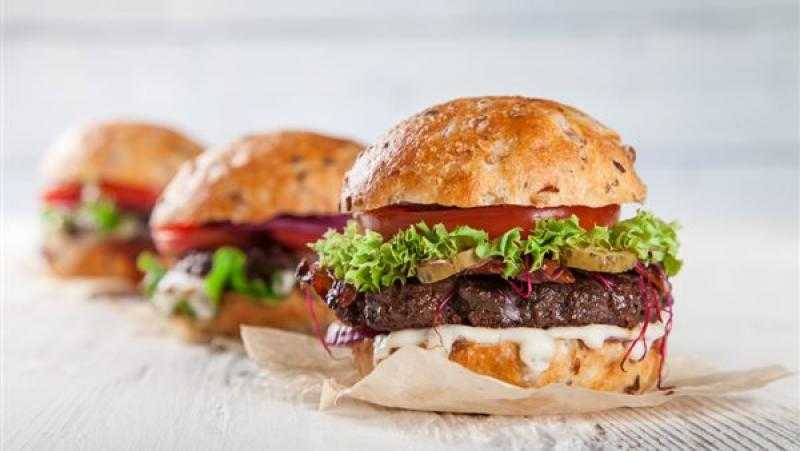 طبيبة تحذر من الوجبات الجاهزة بالمطاعم: لا تخلو من المواد الحافظة