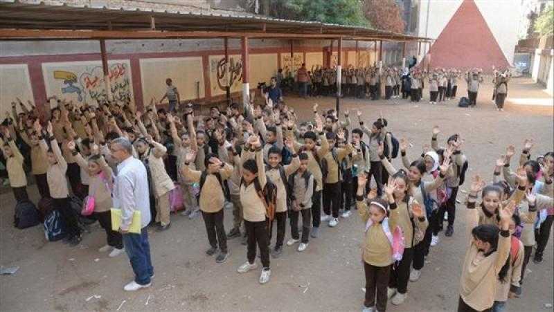 محافظ أسيوط يشهد الطابور الصباحي بمدرسة طارق بن زياد ويطمئن على انتظام الدراسة
