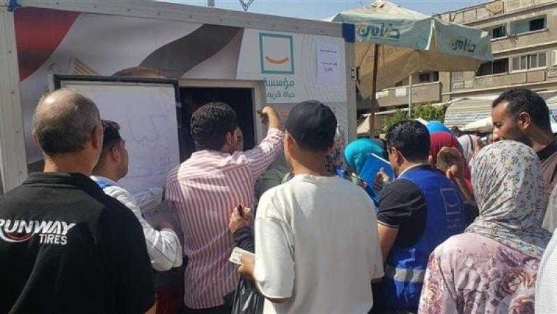 إقبال كبير على منفذ بيع لحوم «حياة كريمة» في إيتاي البارود بالبحيرة