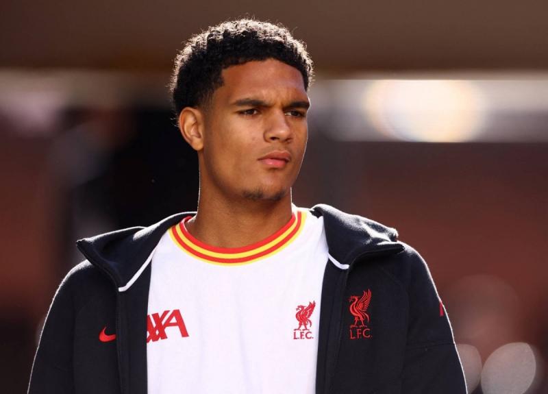 ليفربول يمدد عقد مدافعه الشاب كوانساه لفترة طويلة