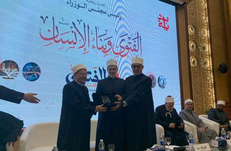 تكريم مفتي الجمهورية السابق خلال ندوة ”الفتوى وبناء الإنسان”