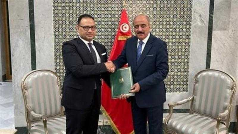 السفير المصري لدى تونس يقدم صورة أوراق اعتماده إلى وزير الخارجية التونسي