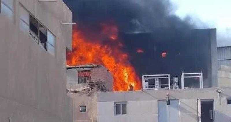 استمر 12 ساعة وتسبب في إصابة 10 عمال.. السيطرة على حريق بمصنع أقمشة في العاشر من رمضان
