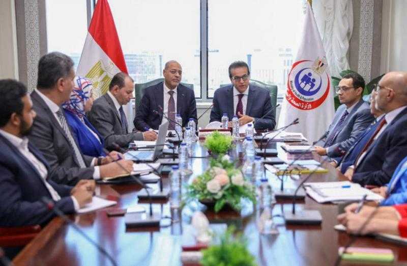 وزيرا الصحة والعمل يبحثان تعزيز سبل التعاون في مجال تطوير التدريب الطبي المهني