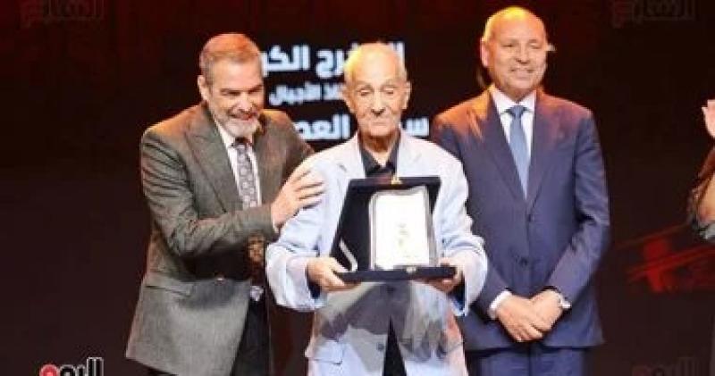 تكريم سمير العصفورى فى افتتاح مهرجان نقابة المهن التمثيلية للمسرح