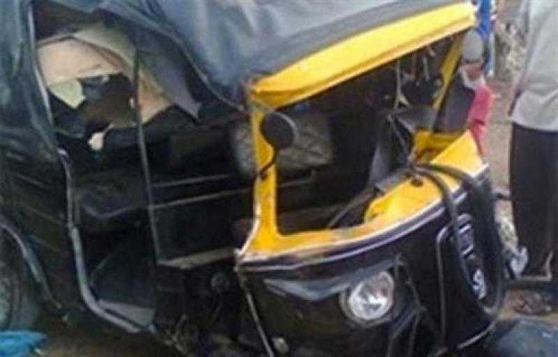 مصرع 3 أشخاص في تصادم بين سيارة نقل وتوك توك بالصف