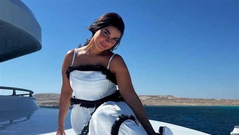 بالحمالات .. نورهان منصور تثير الجدل بإطلالة في اليخت