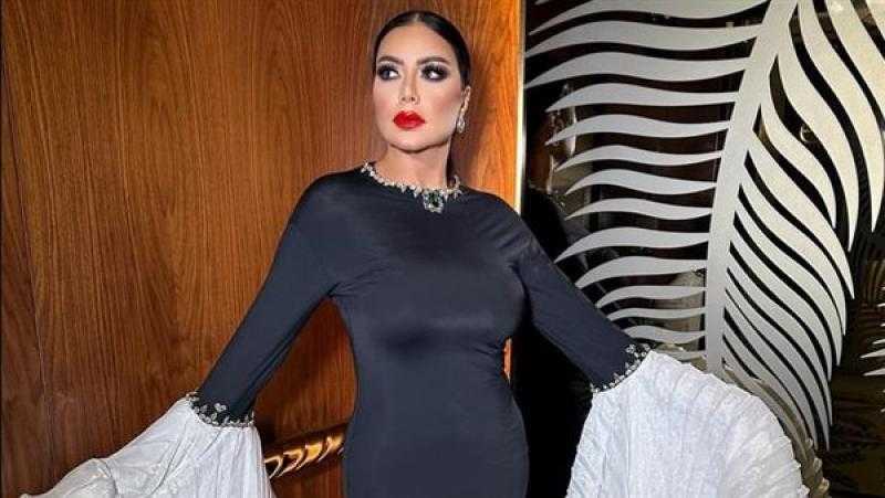 كرانيش ومجوهرات.. رانيا يوسف تثير الجدل بفستانها الجديد|شاهد