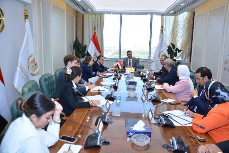 وزير التموين يستقبل السفير الفرنسي بمصر لمناقشة سبل تعزيز التعاون المشترك