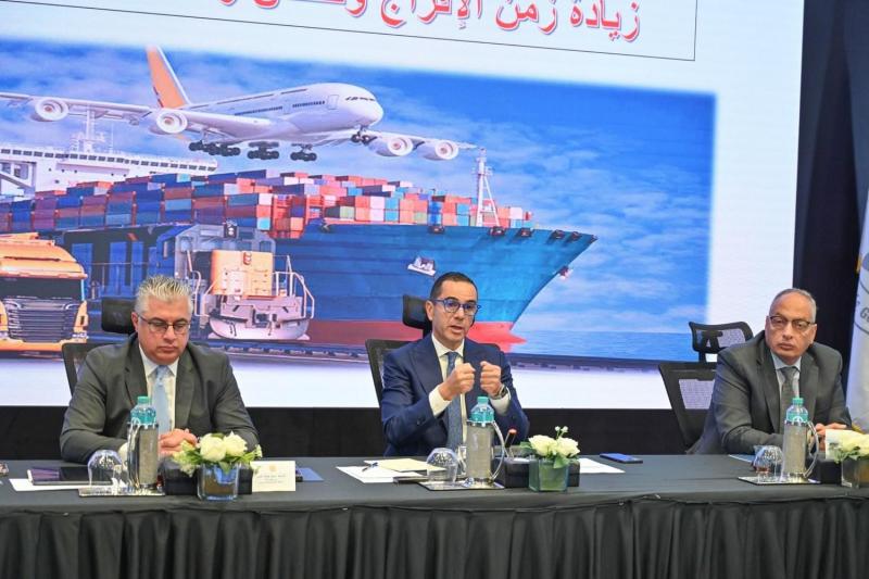 وزير الاستثمار يترأس اجتماع موسع لمناقشة ملف الإفراج الجمركي وفحص رسائل الواردات