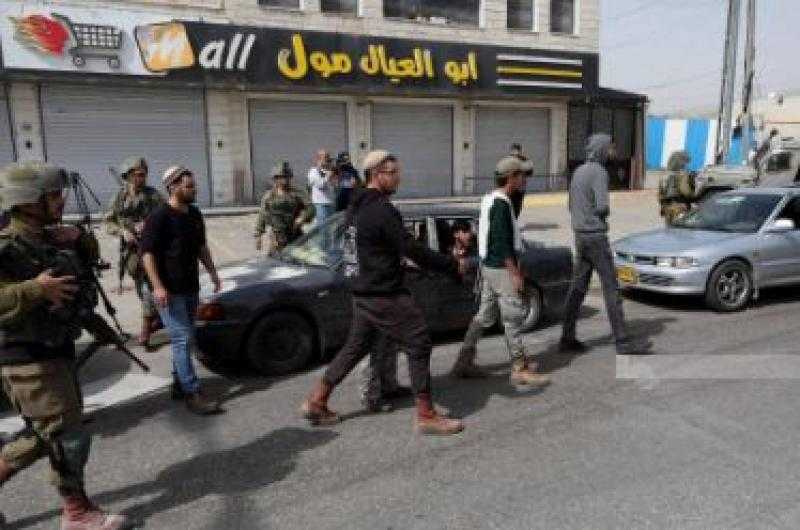 مستوطنون يقتحمون البلدة القديمة بالخليل والحرم الإبراهيمي