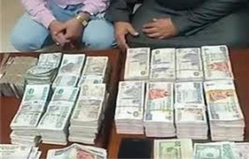 ضبط شخص أثناء محاولته تهريب عملات محلية وأجنبية بمطار القاهرة