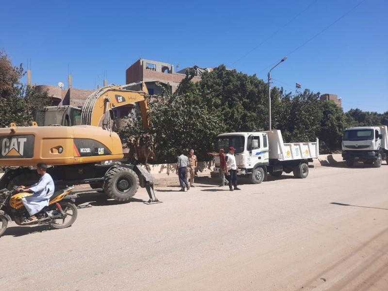محافظ أسيوط يؤكد على استمرار رفع نواتج تطهير الترع والمصارف بمركز صدفا.. صور