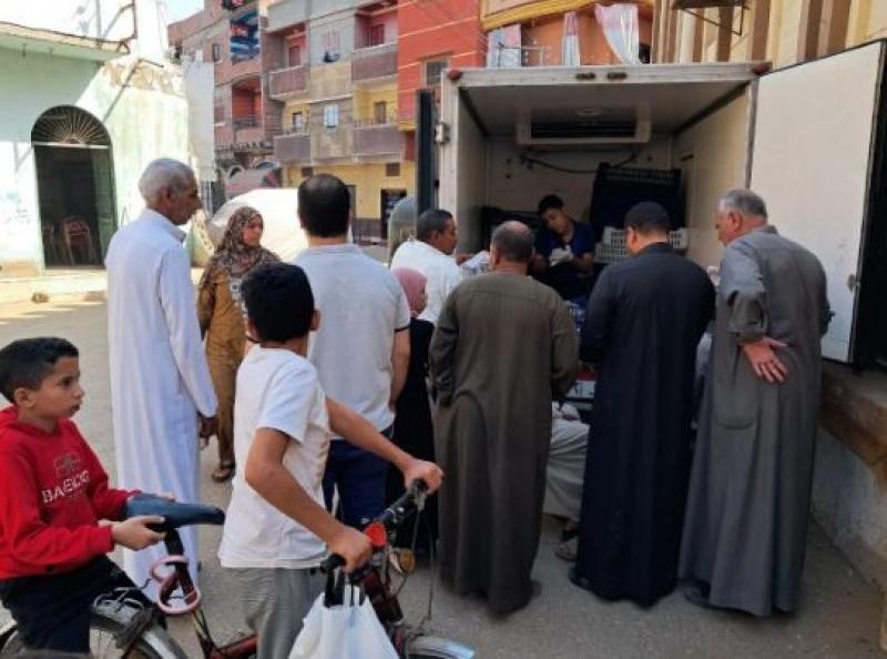 إقبال كبير على مبادرة حياة كريمة لتوزيع اللحوم بأسعار مخفضة بالدقهلية.. صور