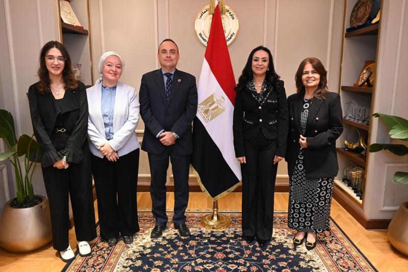 خط أحمر