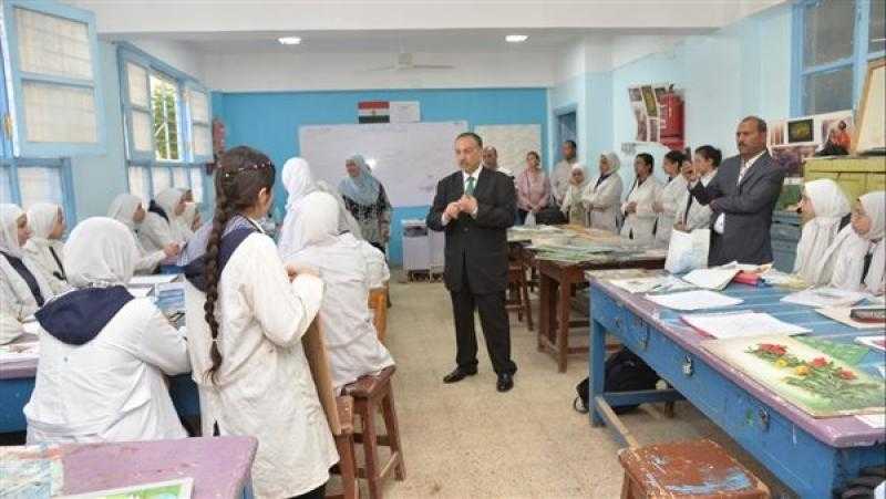 محافظ أسيوط يتفقد مدرسة أسيوط الثانوية الصناعية بنات لمتابعة انتظام العملية التعليمية