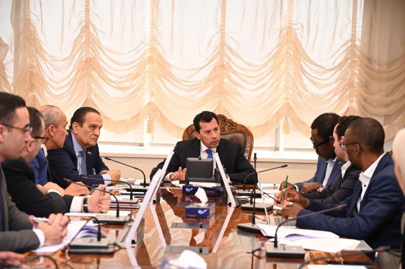 وزير الرياضة يستقبل السكرتير العام ”للكاف” ويؤكد: القيادة السياسية تولي اهتماما كبيرا بتطوير المنظومة الرياضية الأفريقية