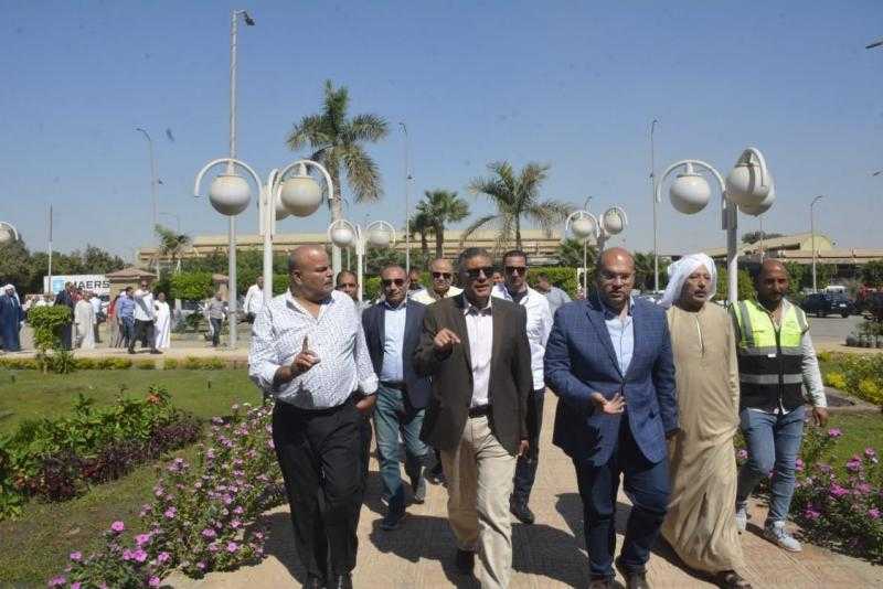 محافظ الجيزة يتفقد حركة البيع داخل منافذ التجزئة بسوق الجملة في أكتوبر.. صور