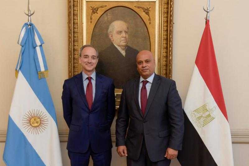 سفير مصر بـ”بوينس آيرس” يبحث تعزيز التعاون بمجال التعليم مع وزير التعليم الأرجنتيني