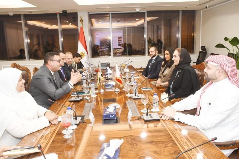 وزير الإسكان يلتقي نظيرته البحرينية لعرض التجربة المصرية فى إنشاء المدن الجديدة وتطوير المناطق غير الآمنة