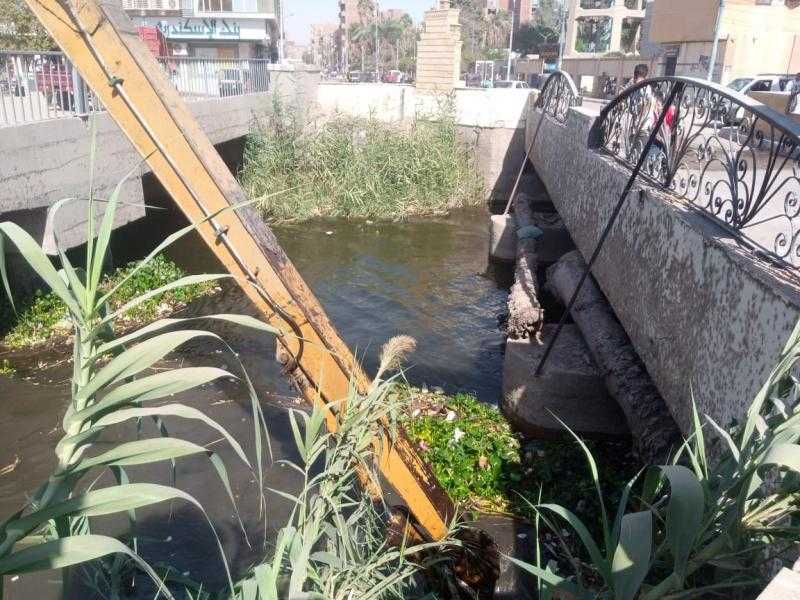 محافظ أسيوط يوجه باستمرار أعمال تطهير الترع والمصارف بمركز ساحل سليم
